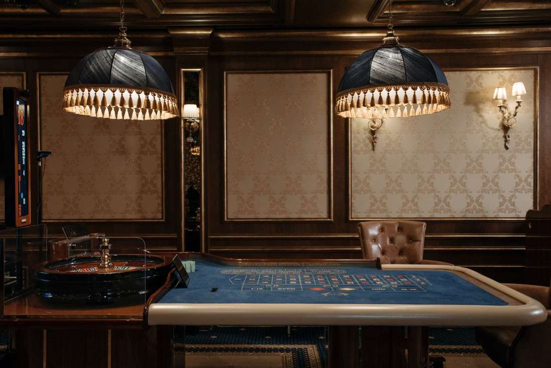 Interior klub permainan dengan lampa merah dan biru