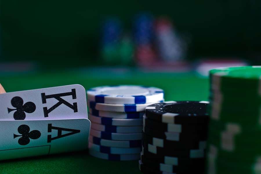 Kartu remi dan chip poker di atas meja felt