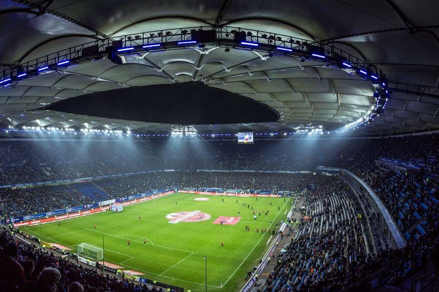 Bola dan peralatan olahraga di lapangan